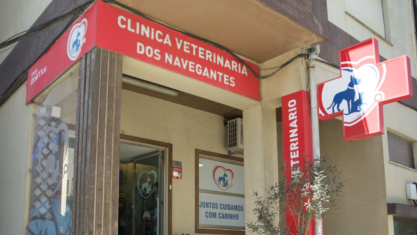 Entrada da Clínica Veterinária dos Navegantes, em Vila do Conde